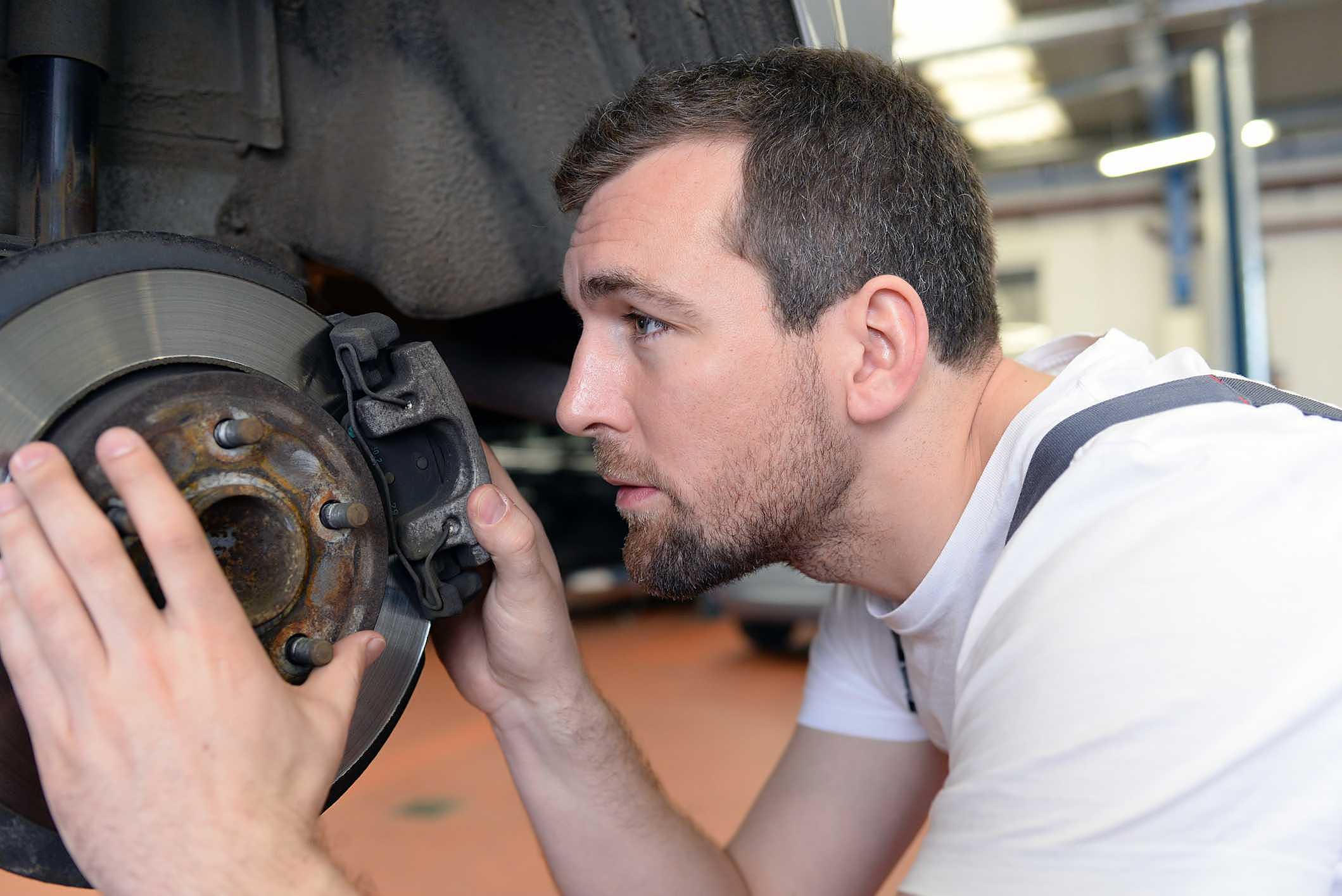 Como saber se o disco de freio está empenado e o que deve ser feito?