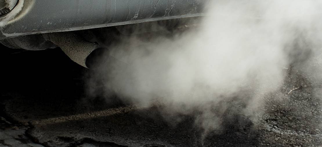 Fumaça branca saindo do escapamento: o que significa?