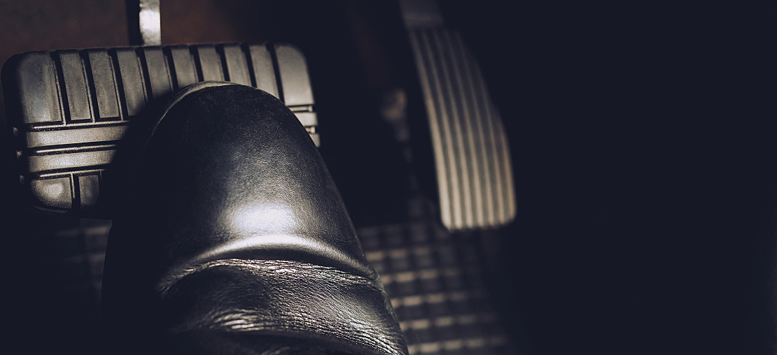 O que fazer se sentir o pedal de freio duro? Entenda